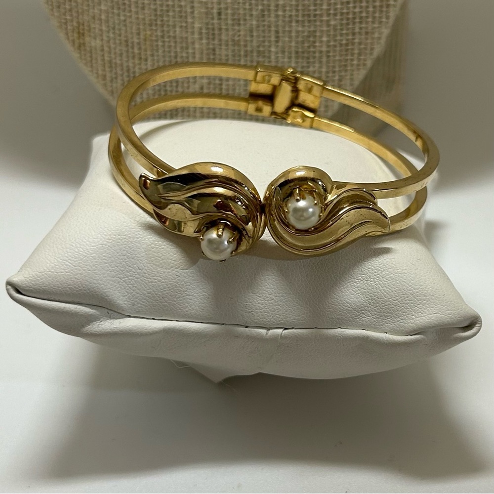 Gold pearl clamper bracelet 2 1/2” goldtone polished